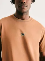 Camiseta azul marino de algodón con estampa rectangular de paisaje en el frente.