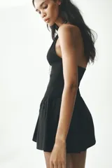 Vestido corto marrón con cuello halter con lazada y escote pico.