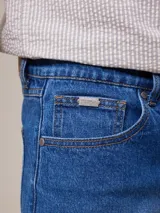 Bermuda de jean elastizado celeste, corte a la rodilla y tiro medio.