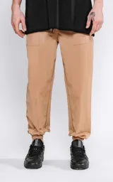 Pantalón de jogging color beige de corte recto, con elástico en la cintura y puños.