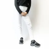 Jean blanco elastizado skinny con rasgados sutiles.
