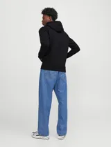 Canguro negro de manga larga con capucha, corte relajado y bolsillo tipo canguro.