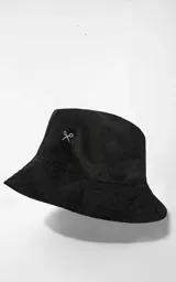 Gorro Piluxo de gabardina negra con logo de tijeras bordado en blanco.