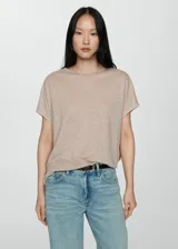Camiseta verde oscuro de lino, con cuello redondo y mangas cortas.
