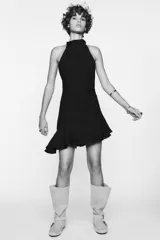 Vestido corto rojo vibrante con cuello halter drapeado y bajo asimétrico con volantes en capas.