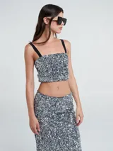 Top de lentejuelas negro con escote recto y breteles no ajustables.