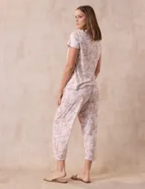 Conjunto de pijama marca René Rofé, compuesto por remera de manga corta con escote redondo y botón, y pantalón capri con cintura elastizada.