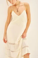 Vestido largo azul marino de breteles finos, línea "A" con volado en la parte inferior y detalles de puntillas alrededor de toda la prenda.