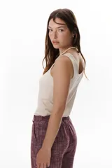 Musculosa marrón de algodón con cuello redondo y ribete plateado.