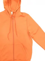 Campera deportiva unisex color verde esmeralda, confeccionada en algodón con felpa, con capucha, cierre frontal y bolsillos tipo canguro.