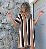 Vestido tejido de algodón con rayas verticales en tonos beige, blanco y negro, con escote en V y mangas cortas.