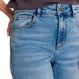 Pantalón de jean de tiro alto, corte recto y color azul medio.