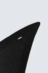 Pañoleta negra de punto tejida en hilatura de algodón.