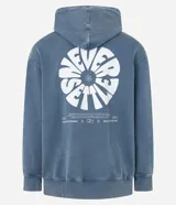 Hoodie azul con efecto lavado, confeccionado en algodón con felpa. Tiene capucha con cordón ajustable, bolsillo canguro y puños y ruedo acanalados. Estampa circular con lettering en el pecho y lettering en la espalda.