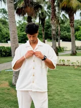 Camisa de hombre oversize de chenille color crema, con cuello clásico, manga corta y cierre frontal con botones de madera.