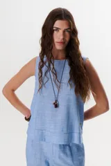 Musculosa celeste de lino con cuello redondo y corte recto.