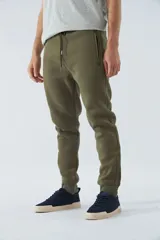 Pantalón de jogging negro de felpa con logo estampado y en goma, bolsillos con cierre, cierres en los tobillos, cintura ajustable y puños.