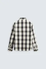 Camisa de hombre regular fit confeccionada en tejido de algodón a cuadros en tonos azul oscuro y verde oliva. Tiene cuello solapa, manga larga con puños abotonados, bolsillo de plastrón en el pecho y cierre frontal con botones.
