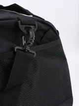 Bolso deportivo en color verde militar, con cierres y correas ajustables.