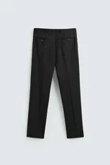 Pantalón de vestir negro de lana, corte recto, con bolsillos laterales y traseros de ojal con botón.