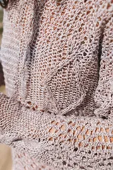 Sweater de lino azul marino, tejido a mano con diseño de patchwork de cables, silueta holgada, manga larga, cuello a la base y largo a la cadera.