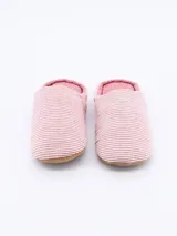 Pantuflas rosadas a rayas horizontales blancas, con interior liso rosado y suela marrón.