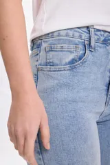Pantalón de jean de corte recto, color azul claro con lavado claro.