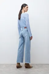 Jean de mujer tiro alto, color azul claro lavado, corte ancho (wide leg) y largo con terminación deshilachada en el ruedo.