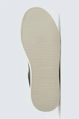 Zapatillas deportivas blancas de caña baja con detalle de color gris en el talón y suela con volumen.