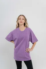 Remera oversize color marrón con efecto lavado, cuello redondo y mangas cortas amplias.