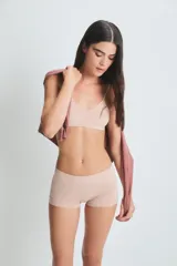 Conjunto de ropa interior color piel, compuesto por un corpiño de breteles finos y un bóxer tiro alto.