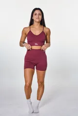 Conjunto deportivo color borgoña compuesto por un top con breteles finos y logo "bk." estampado en blanco, y un short de calce ajustado.
