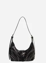 Cartera bandolera negra de cuero sintético con correa ajustable, cierre con hebilla y tachas plateadas.