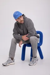 Zapatillas deportivas grises con detalles en azul marino. Confeccionadas en tejido de malla con forro de poliéster y suela de goma.