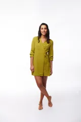 Vestido corto color verde oliva, con escote cruzado, mangas 3/4 con puños y lazo ajustable en la cintura.