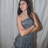 Minifalda con estampado animal print en blanco y negro, con volados en el ruedo, tiro bajo y pretina elastizada.