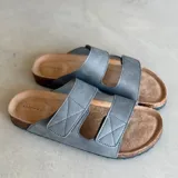 Sandalias grises con doble tira con ajuste de velcro y plantilla de corcho.