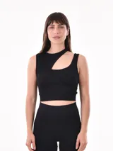 Musculosa corta de punto acanalado color negro, con breteles anchos y corte asimétrico con abertura en el hombro.