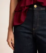 Pantalón wide leg de jeans con elastano, de tiro medio, con bolsillos delanteros y traseros.