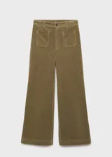 Pantalón de pana color marrón, de corte culotte y tiro alto, con cierre de cremallera y botón, trabillas, dos bolsillos de parche delanteros y dos bolsillos de parche traseros.