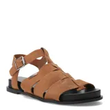 Sandalia plana de mujer estilo pescador, color marrón claro, con tiras anchas de gamuza entrelazadas en la parte delantera y cierre ajustable con hebilla metálica en el tobillo.