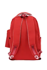 Mochila negra de tela con diseño liso, compartimento principal con cierre, bolsillo frontal con cierre y asa superior. Incluye un pequeño accesorio colgante de tela negra.