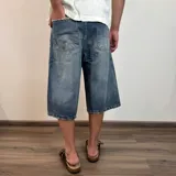Bermuda de jean azul de corte ancho y largo a la rodilla.