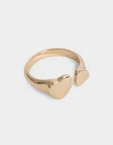 Anillo dorado con dos corazones grandes en los extremos.