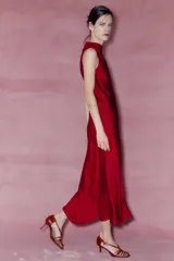 Vestido midi rojo de satén con cuello alto y sisas amplias. Cierre en la espalda con abertura y botones.