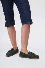 Náuticos de cuero color verde oscuro, con cordones de cuero marrón y suela de goma.