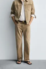 Pantalón de jean color marrón claro, de corte recto y tiro alto, con cinco bolsillos y cierre frontal con botones.