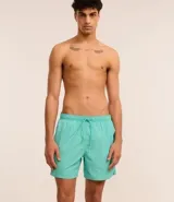 Bermuda masculina de microfibra color verde menta, con cintura elástica ajustable mediante cordón y bolsillos laterales.