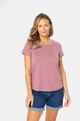 Remera de manga corta con cuello redondo, confeccionada en tejido suave de color celeste jaspeado.