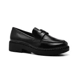 Zapato mocasín negro de charol con plataforma y suela track.